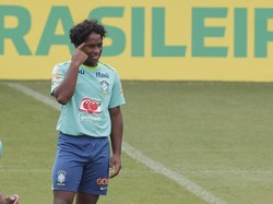 Endrick Tanda Tangani Jersey, Tetap Pegang HP Main Game di Tangan Kiri