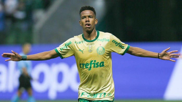SAO PAULO, BRAZIL - SEPTEMBER 15: Estevao of Palmeiras celebrates after scoring the fourth goal of his team during the Brasileirao 2024 match between Palmeiras and Criciuma at Allianz Parque on September 15, 2024 in Sao Paulo, Brazil. (Photo by Ricardo Moreira/Getty Images)