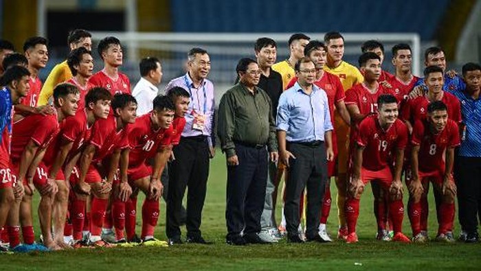 Vietnams Prime Minister Pham Minh Chinh (C) poses with Vietnams players after the international friendly football match between Vietnam and Russia at My Dinh National Stadium in Hanoi on September 5, 2024. (Photo by NHAC NGUYEN / AFP)