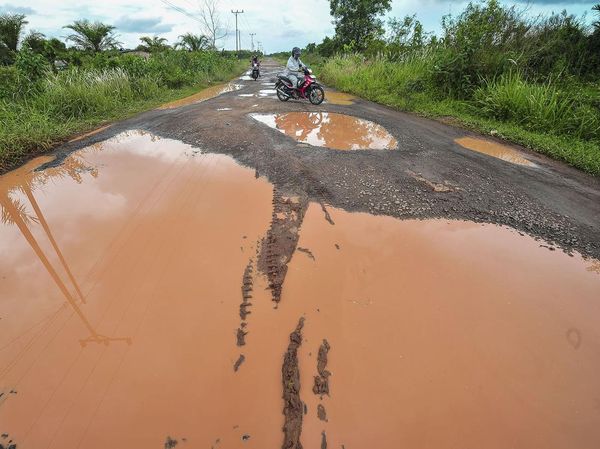 Jalan di Tanjung Jabung Timur Jambi Bak Kubangan Kerbau