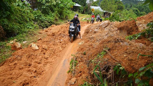 Intensitas Hujan Tinggi, Jalan lingkar Nipah-Teluk Bayur Longsor