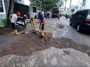Jalan Opi Raya Palembang yang Rusak-Berlubang Ditambal dengan Pasir-Diaspal Jalan Opi Raya Palembang yang Rusak-Berlubang Ditambal dengan Pasir-Diaspal
