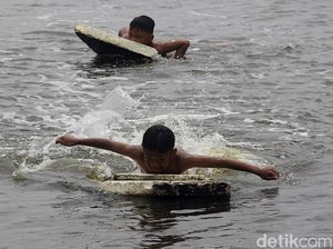 Kabur dari Cuaca Panas, Anak-anak Bermain Air Kabur dari Cuaca Panas, Anak-anak Bermain Air