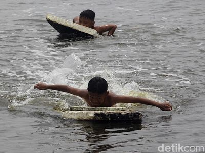 Kabur dari Cuaca Panas, Anak-anak Bermain Air