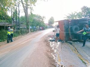 Detik-detik Truk Muatan Telur Terguling-Tewaskan 1 Pemotor di Wonogiri Detik-detik Truk Muatan Telur Terguling-Tewaskan 1 Pemotor di Wonogiri