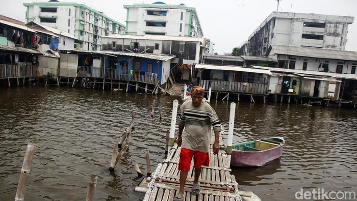 Aktivitas masyarakat miskin melewati akhir pekan di kampung nelayan Muara Baru, Penjaringan, Jakarta Utara, Minggu (13102024).  Menurut info BPS, persentase masyarakat miskin Jakarta pada Maret 2024 sebesar 4,30%, menurun 0,14% poin terhadap Maret 2023 nan sebesar 4,44%. Akan tetapi jika dibandingkan sejak Maret 2016, kemiskinan di Jakarta justru meningkat. Sementara nomor nasional mencatat jumlah masyarakat miskin mencapai 9,03% alias sekitar 25,22 juta orang per Maret 2024.