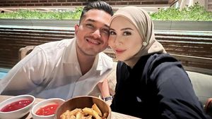 Pose Cantik Kesha Ratuliu Saat Makan di Pasar Modern hingga Restoran