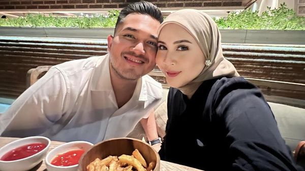 Pose Cantik Kesha Ratuliu Saat Makan di Pasar Modern hingga Restoran