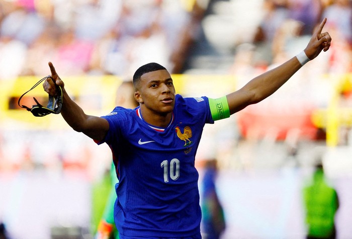 FILE PHOTO: Soccer Football - Euro 2024 - Group D - France v Poland - Dortmund BVB Stadion, Dortmund, Germany - June 25, 2024 France's Kylian Mbappe celebrates scoring their first goal REUTERS/Leon Kuegeler/File Photo