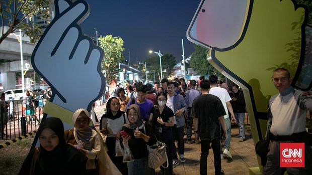 Pengunjung menghabiskan waktu di Taman Literasi Martha Christina Tiahahu kawasan Blok M, Jakarta, Minggu (13/10/2024). (CNN Indonesia/ Adi Ibrahim)