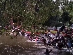 Jembatan Taman Cadika di Medan Ambruk, Pengunjung Nyemplung ke Danau