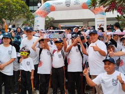 Pengusaha Optik Bagi-bagi Kacamata