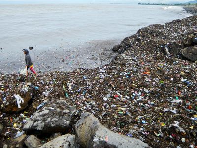 Potret Hamparan Sampah Kotori Pantai Muaro Lasak Padang
