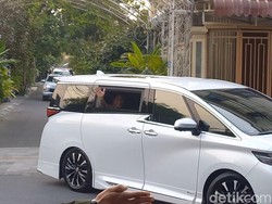 Saat Prabowo Temui Jokowi di Solo, Dijemput Gibran-Lambaikan Tangan