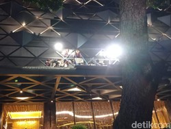 Nyantol di Kanopi, Begini Evakuasi Pria Bunuh Diri dari Lt 21 Hotel Morazen