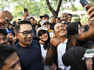 Ridwan Kamil Jadi Rebutan Selfie di KBT Ridwan Kamil Jadi Rebutan Selfie di KBT