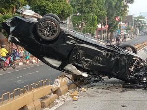 Brakk! BMW Tabrak Separator Busway hingga Terbalik di Jaksel