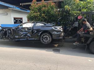 Nahas! BMW Seharga Rp 2,7 Miliar Tabrak Separator Busway Hingga Terbalik Nahas! BMW Seharga Rp 2,7 Miliar Tabrak Separator Busway Hingga Terbalik