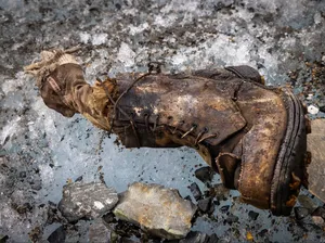 Sepatu Ini Mungkin Pecahkan Misteri 1 Abad Gunung Everest