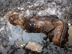 Sepatu Ini Mungkin Pecahkan Misteri 1 Abad Gunung Everest