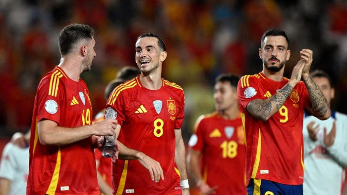 Soccer Football - UEFA Nations League - Group A4 - Spain v Denmark - Estadio Enrique Roca de Murcia, Murcia, Spain - October 12, 2024 Spains Aymeric Laporte, Fabian Ruiz and Joselu celebrate after the match REUTERS/Pablo Morano