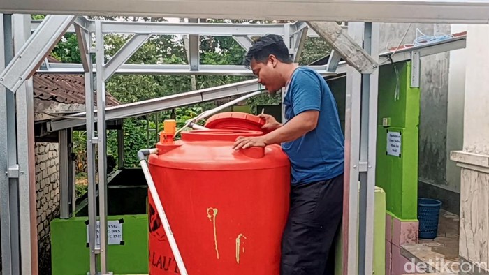 Toren ponpes di Sukabumi yang tiba-tiba dipenuhi air misterius Toren ponpes di Sukabumi yang tiba-tiba dipenuhi air misterius