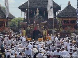 Video: Momen Sakral Tradisi Ngerebong di Bali
