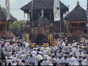 Video: Momen Sakral Tradisi Ngerebong di Bali Video: Momen Sakral Tradisi Ngerebong di Bali