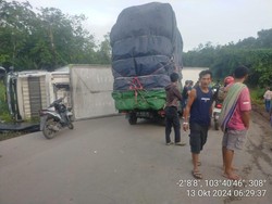 Tronton Terguling di Jalintim Palembang-Jambi, Sempat Timbulkan Kemacaten