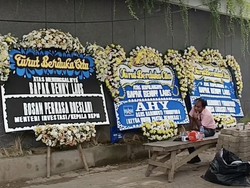 Video Karangan Bunga Penuhi Rumah Duka Cagub Malut Benny Laos