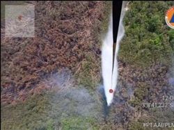 Helikopter Water Bombing Masih Padamkan Karhutla di Gelumbang, Muara Enim