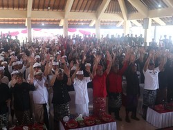 Berkat Koster, Parkiran Pura Besakih Layaknya Bandara