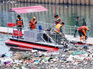 Aksi TNI Susuri Ciliwung untuk Bersihkan Sampah Aksi TNI Susuri Ciliwung untuk Bersihkan Sampah