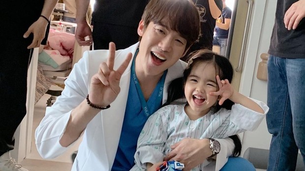 Aktris cilik Oh Eun Seo bersama pemeran drama Hospital Playlist 2, Yoo Yeon Seok/Foto: Instagram @yoo_yeonseok