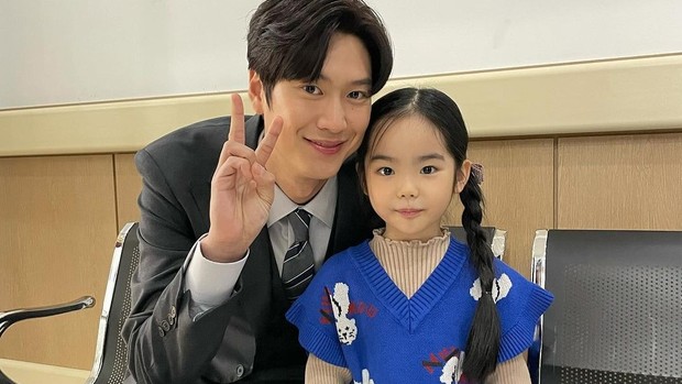 Aktris cilik Oh Eun Seo bersama pemeran drama Marry My Husband, Na In Woo/Foto: Instagram @5_eun_seo