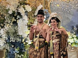 7 Foto Resepsi Pernikahan Anggika Bolsterli, Memukau Pakai Adat Jawa Dodotan 7 Foto Resepsi Pernikahan Anggika Bolsterli, Memukau Pakai Adat Jawa Dodotan
