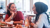 Bella Fawzi Asyik Jualan Brownies dan Kulineran Bareng Adik