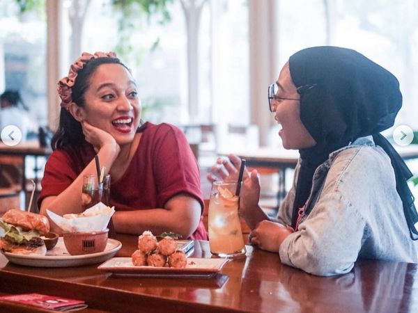 Bella Fawzi Asyik Jualan Brownies dan Kulineran Bareng Adik