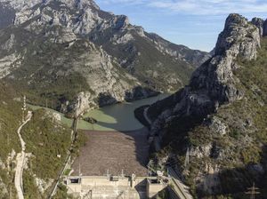 Bendungan di Bosnia Jadi Lautan Sampah Usai Banjir-Tanah Longsor