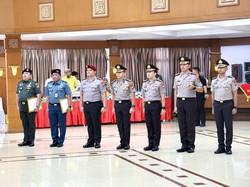 Kabid Humas PMJ-Kapolresta Bogor Kota Dianugerahi Brevet Setia Waspada