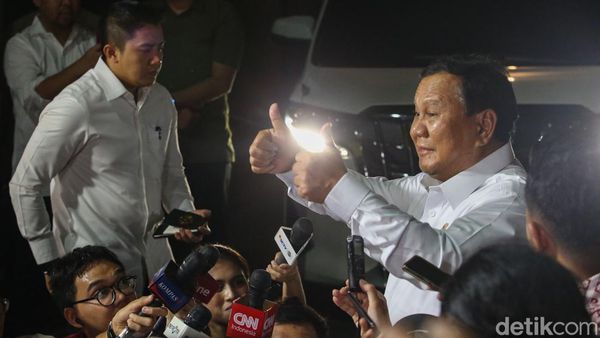 Dua Jempol Prabowo Usai Panggil Sederet Tokoh Calon Menteri
