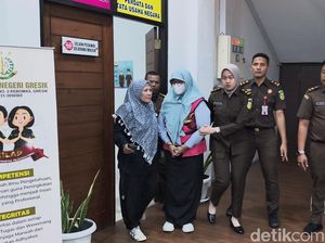 Tersangka Korupsi Dana Hibah UMKM Akhirnya Dipamerkan Kejari Gresik Tersangka Korupsi Dana Hibah UMKM Akhirnya Dipamerkan Kejari Gresik