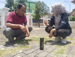 Momen Warga Pacitan Abadikan Hari Tanpa Bayangan