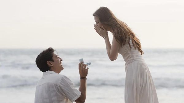 8 Foto Harris Vriza Lamar Haviza Devi Anjani, Romantis di Pantai