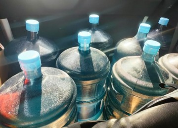 Galon AMDK Terancam BPA, Distribusi Pakai Truk Terbuka Jadi Biang Kerok
