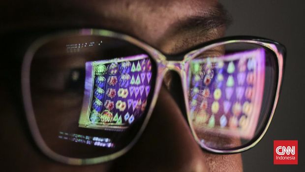 Refleksi tampilan gawai saat warga saat melihat iklan judi online di Jakarta, Senin, 14 Oktober 2024.