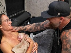 Istri Penyanyi Country Melahirkan di Dalam Bus Tur, Suami Buru-buru ke Parkiran