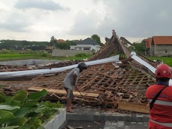 Joglo Warung Soto di Kalasan Roboh Diterjang Hujan-Angin, 3 Orang Luka