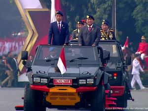 Momen Jokowi Bareng Prabowo Naik Maung Cek Pasukan di Mako Brimob Momen Jokowi Bareng Prabowo Naik Maung Cek Pasukan di Mako Brimob