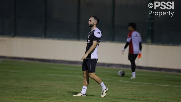 Jordi Amat pada latihan Timnas Indonesia jelang melawan Bahrain pada Kualifikasi Piala Dunia 2026.